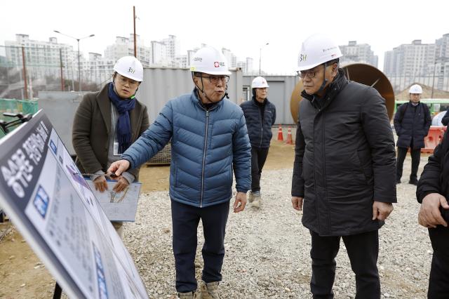 NSP통신-황상하 사장이 신내4 공공주택지구 송수관로 이설공사 현장의 안전 관리 체계를 살펴보고 있다. (사진 = SH)