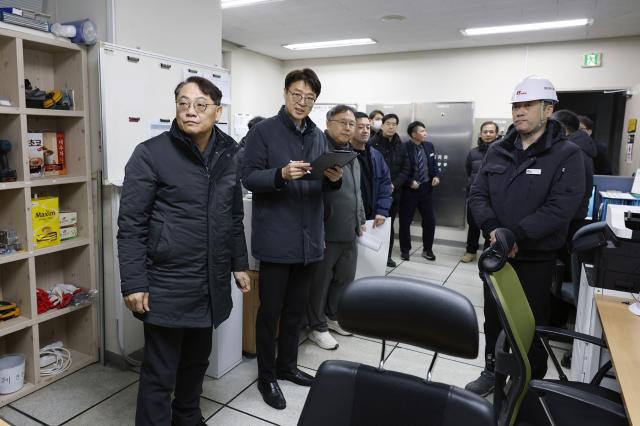 NSP통신-황상하 사장(왼쪽 첫 번째)이 서울의 한 임대주택 단지 관리사무소에서 안전 관리 체계에 대한 보고를 받고 있다. (사진 = SH)