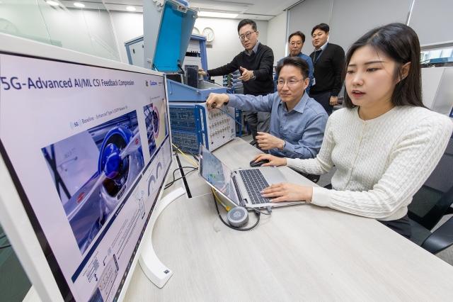 NSP통신-KT(대표이사 김영섭)가 글로벌 무선통신 분야 선도 기업인 퀄컴과 테스트 장비사인 로데슈바르즈와 공동으로 6G AI 기술 시연을 진행하는 모습 (= KT 제공)