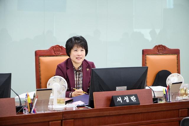 NSP통신-제388회 임시회 건설교통위원회 철도항만물류국 2026년 업무보고에서 서성란 경기도의원이 질의하고 있다. (사진 = 경기도의회)