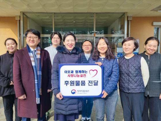 NSP통신-민희 평택세관장(왼쪽 네번째)이 11일 서부장애인주간보호센터와 장애인거주시설을 방문해 후원금을 전달하며 기념촬영을 하고 있다. (사진 = 평택세관)