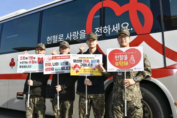 NSP통신-공군 제1전투비행단 장병들이 헌혈을 마친 뒤 헌혈동참 캠페인을 전개하고 있다. (사진 = 공군 제1전투비행단)