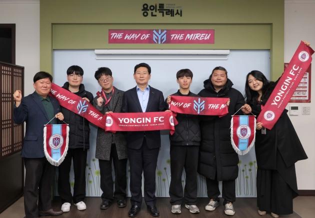 NSP통신-이상일 용인특례시장이 11일 시장실에서 용인FC 공식 서포터즈인 용비어천가 운영진들과 기념촬영을 하고 있다. (사진 = 용인특례시)