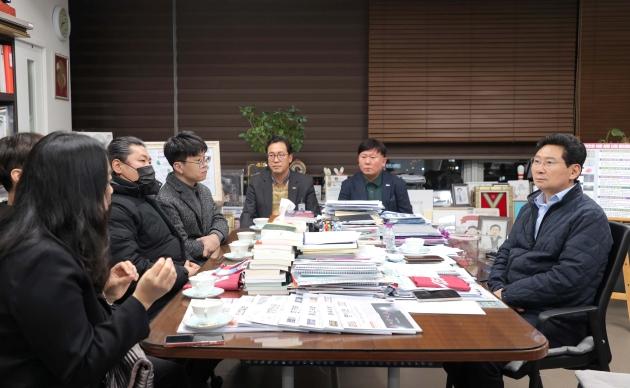 NSP통신-이상일 용인특례시장이 11일 시장실에서 용인FC 공식 서포터즈인 용비어천가 운영진들과 이야기를 나누고 있다. (사진 = 용인특례시)