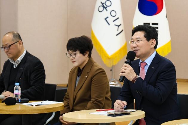 NSP통신-이상일 용인특례시장이 11일 수지구청 대회의실에서 죽전 1·2·3동 주민들과 지역현안을 논의하고 있다. (사진 = 용인특례시)