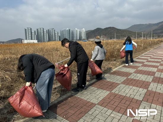 NSP통신-도로변과 인도 주변 방치된 생활쓰레기와 폐비닐, 담배꽁초 수거 (사진 = 광양시청)
