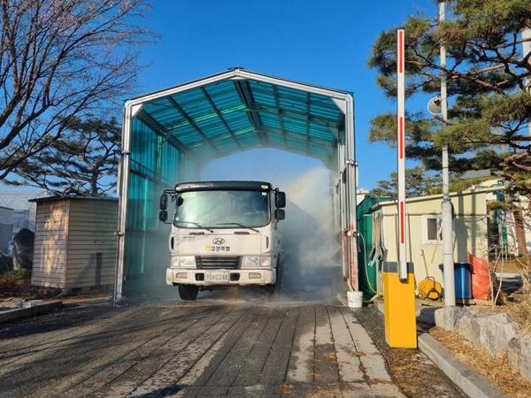 NSP통신-이동차량에 대한 소독 모습 (사진 = 고양시)