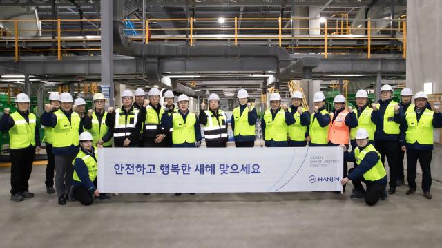 NSP통신-앞줄 왼쪽에서 여섯번째 노삼석 대표, 여덟번째 조현민 사장 (사진 = 한진)