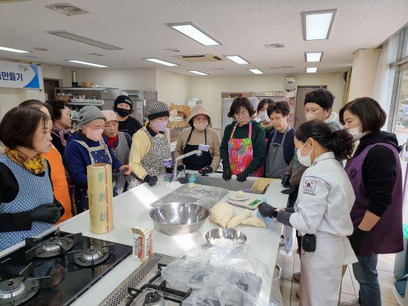 NSP통신-요즘 대세 소금빵, 우리쌀로 만들어요 봉화군 다양한 우리쌀 활용교육 순항, 쌀 피낭시에·소금빵 등 최신 트렌드 반영한 실습 교육 큰 인기 (사진 = 봉화군)