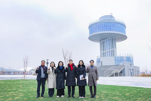 NSP통신-11일 화성시의회 경제환경위원회가 에코팜테마파크에서 기념촬영을 하는 모습. (사진 = 화성시의회)