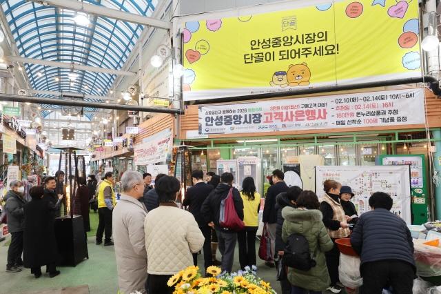 NSP통신-11일 안성시가 전통시장 소비 촉진 및 지역경제 활성화를 위한 전통시장 장보기 행사를 실시했다. (사진 = 안성시)