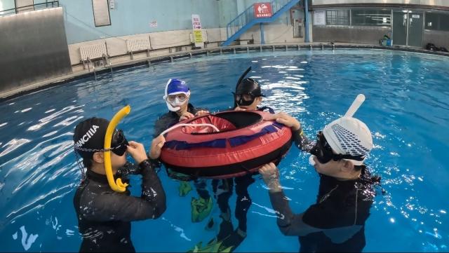 NSP통신-리버스 멘토링 참여 직원들이 스쿠버다이빙 체험을 통해 서로에 대한 이해를 높이는 활동을 하고 있다. (사진 = SH)