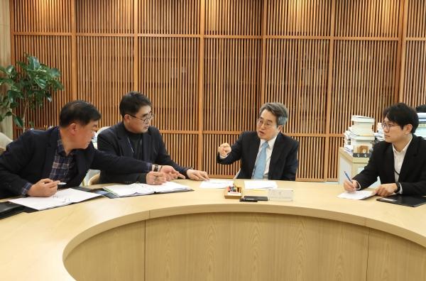 NSP통신-12일 오후 김동연 경기도지사가 특사경담당자등 도실무진과 함께 부동산 투기 및 담합 특별대책회의를 하고 있다. (사진 = 경기도)