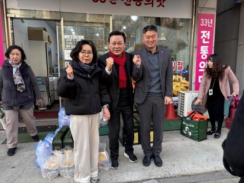 NSP통신-본오1동 지역사회보장협의체 나눔행사에서 김석훈 전 위원장(가운데)이 박세광 본오1동장(오른쪽) 등과 기념촬영을 하고 있다. (사진 = 김석훈 전 당협위원장실)