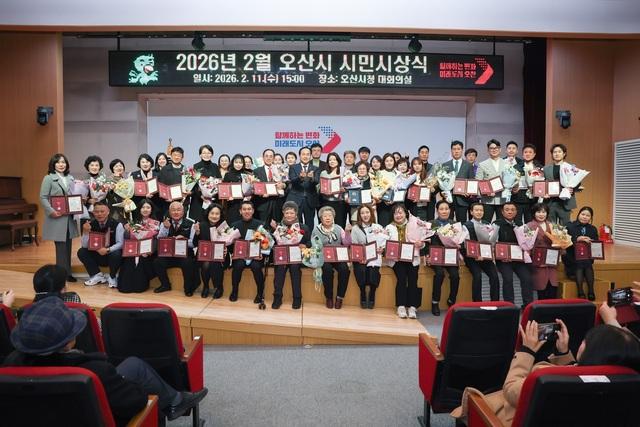 NSP통신-11일 이권재 오산시장(둘째줄 가운데)과 수상자들이 기념촬영을 하는 모습. (사진 = 오산시)