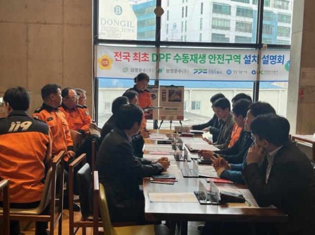 NSP통신-김동근 안양시 도로교통국장(오른쪽 창문 앞 두 번째)이 11일 오후 4시 삼영운수 평촌차고지 인근에서 열린 관계기관 간담회에 참석하고 있다. (사진 = 안양시)