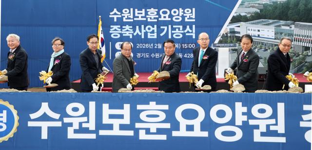 NSP통신-12일 이재식 수원시의회 의장(오른쪽 네번째)과 내빈들이 기공식에서 삽을 뜨고 있다. (사진 = 수원시의회)