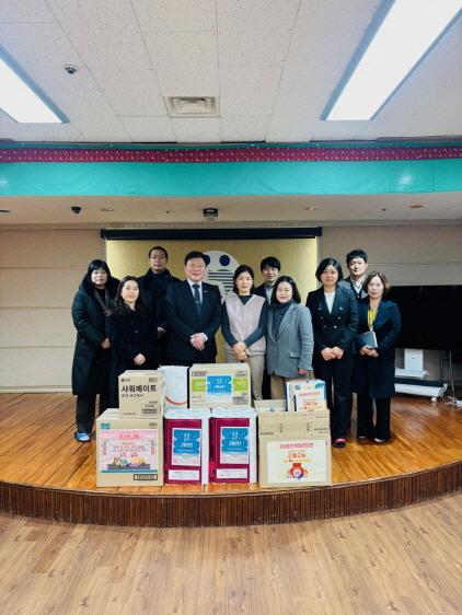 NSP통신-10일 박승삼 부시장이 설 명절을 맞아 군자동에 있는 장애인 거주시설 비젼하우스를 방문해 위문 물품을 전달했다. (사진 = 시흥시)