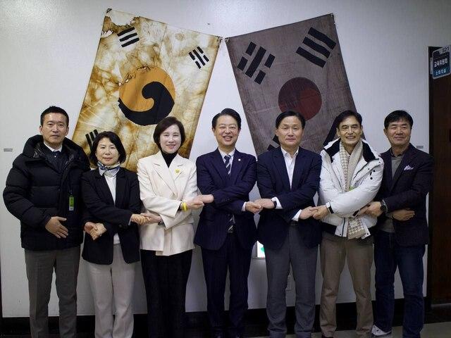 NSP통신-12일 유은혜 예비후보(왼쪽 세번째)가 수원 고등동·매교동 중학교 신설추진위 구성 간담회에서 참석자들과 기념촬영을 하고 있다. (사진 = 유은혜캠프)