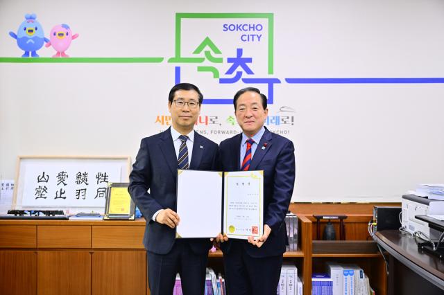 NSP통신-이병선 속초시장이 속초시설관리공단 이선규 신임 이사장에게 임명장을 수여한 모습. (사진 = 속초시)