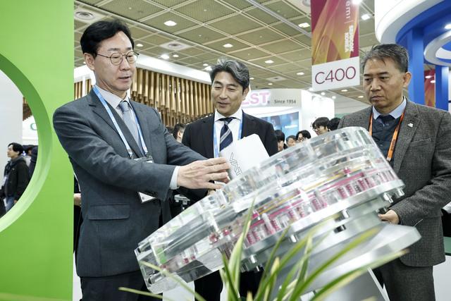 화성시, 세미콘 코리아 2026 참관 반도체 산업 지원 모색 - 뉴스 썸네일 이미지