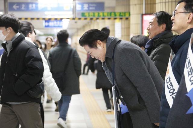 NSP통신-최대호 시장이 12일 오전 7시30분 범계역에서 시민들에게 새해 인사를 하고 있다. (사진 = 안양시)