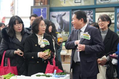[NSP PHOTO]강원도교육청 설 앞두고 전통시장 장보기복지시설 위문