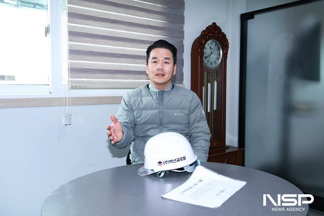 NSP통신-11일 정지성 백년글로벌 대표가 자사 샌드위치판넬의 특징을 설명하고 있다. (사진 = 조현철 기자)