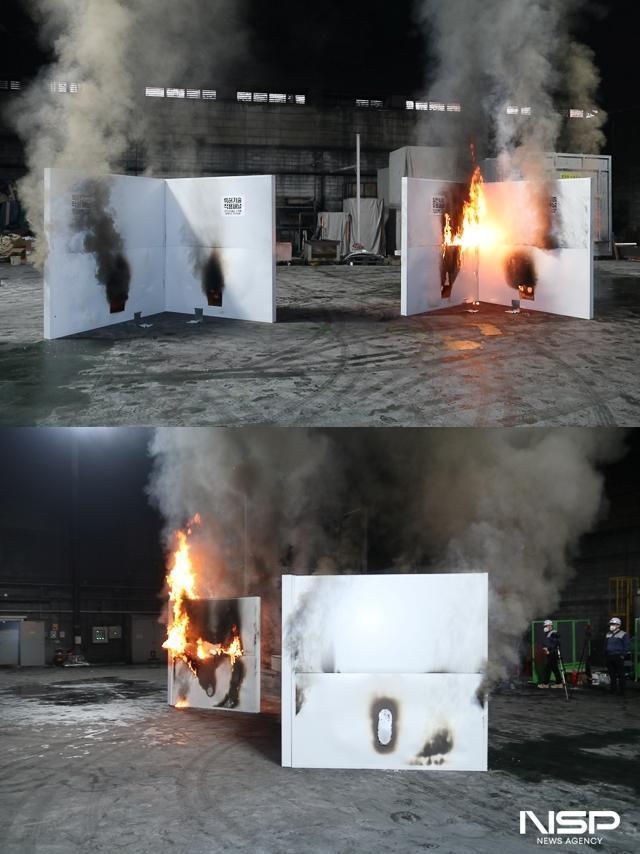 NSP통신-사진 위쪽은 화재성상 비교실험에서 백년글로벌 판넬은 하단 토치 제거 후 연기만 발생하고 있는 반면 우측 일반 판넬은 상단 이음새를 넘어 불이 점차 확산되고 있는 모습. 아래 사진은 앞쪽이 백년글로벌 판넬의 뒷면으로 화원 부근이 불타거나 국소부위에 그을림만 있고 화염은 보이지 않는상태며 뒤쪽 판넬은 앞뒤 상관없이 모두 화염이 확산되고 있는 모습. (사진 = 조현철 기자)
