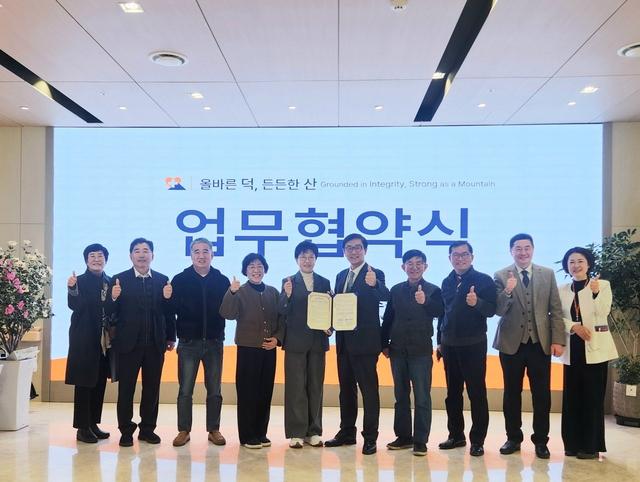 NSP통신-12일 수원시 신중년센터와 수원덕산병원 관계자들이 업무협약 후 기념촬영을 하는 모습. (사진 = 수원시)