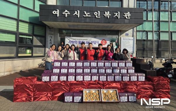 NSP통신-롯데케미칼 여수공장이 독거어르신 40가정에 생필품 세트와 과일을 전달했다. (사진 = 롯데케미칼)