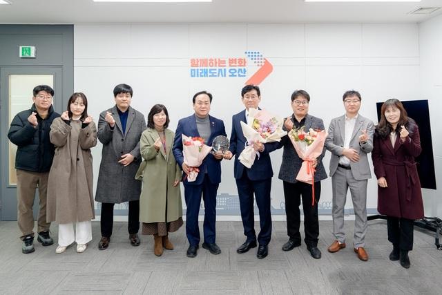 NSP통신-11일 이권재 오산시장(왼쪽 다섯번째)과 권태형 오산시 키움 봉사회 연합회장(왼쪽 여섯번째) 및 관계자들이 기념촬영을 하는 모습. (사진 = 오산시)