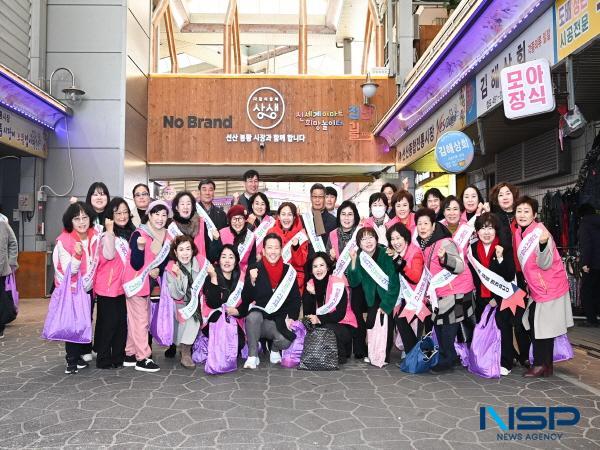 NSP통신-구미시는 지난 12일 선산봉황시장에서 설 명절을 앞두고 전통시장 이용 촉진을 위한 설맞이 장보기 행사를 진행했다. (사진 = 구미시)