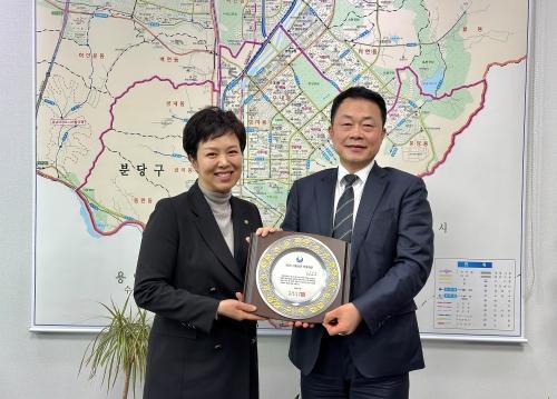 NSP통신-김은혜 국민의힘 국회의원(왼쪽)이 서울신문이 시상하는 2025 의정대상을 수상했다. (사진 = 김은혜 의원실)