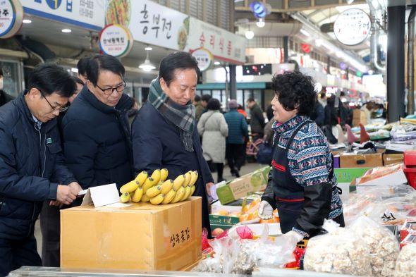 NSP통신-설맞이 장보기는 우리 동네 전통시장에서, 안동시 4개 전통시장에서 명절 장보기 행사 시행, 공무원․관계 기관․단체 합동 장보기로 전통시장에 활력 (사진 = 안동시)