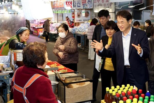 NSP통신-이동환 고양시장의 지역 전통시장 방문 모습 (사진 = 고양시)