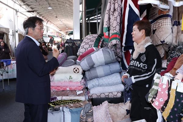 NSP통신-이동환 고양시장의 지역 전통시장 방문 모습 (사진 = 고양시)