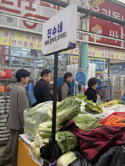 NSP통신-안성시 민관합동 점검반이 전통시장 대상으로 현장 점검 가운데 설 성수품의 가격 동향을 살피고 있다. (사진 = 안성시)