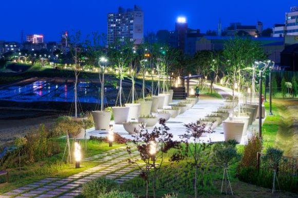 NSP통신-연휴 기간 여유롭게 걸으며 사색을 즐기고 싶다면 도심 속 산책 코스도 눈여겨볼 만하다. (옛 기차길 야경) (사진 = 예천군)