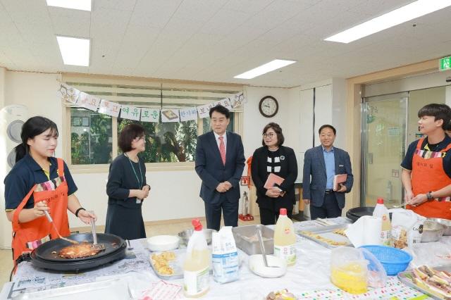 NSP통신-지난 추석 하은호 군포시장의 사회복지시설 방문 모습. (사진 = 군포시)