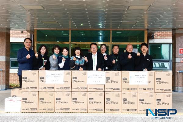 NSP통신-울진군은 지난 11일 설 명절을 맞아 사회복지시설 중 거주시설 6개소를 방문해 기저귀, 휴지, 소고기 등 위문품을 전달하며 격려와 온정의 손길을 전했다. (사진 = 울진군)