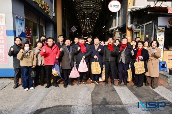 NSP통신-문경시의회는 13일 설 명절을 앞두고 지역 전통시장 활성화와 민생경제 회복을 위해 문경중앙시장과 점촌전통시장을 방문해 설맞이 전통시장 장보기 행사를 실시했다. (사진 = 문경시의회)