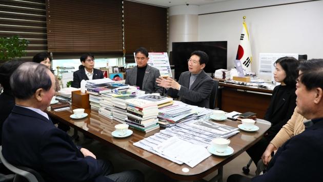 NSP통신-이상일 용인특례시장이 지역내 보훈단체장과 보훈가족 복지향상을 위한 의견을 나누고 있다. (사진 = 용인특례시)