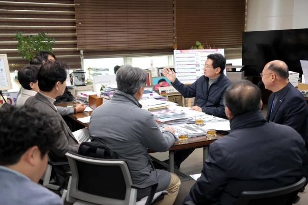 NSP통신-이상일 용인특례시장이 13일 특별대책지역 수질보전정책협의회 임원진과 간담회를 진행하고 있다. (사진 = 용인특례시)