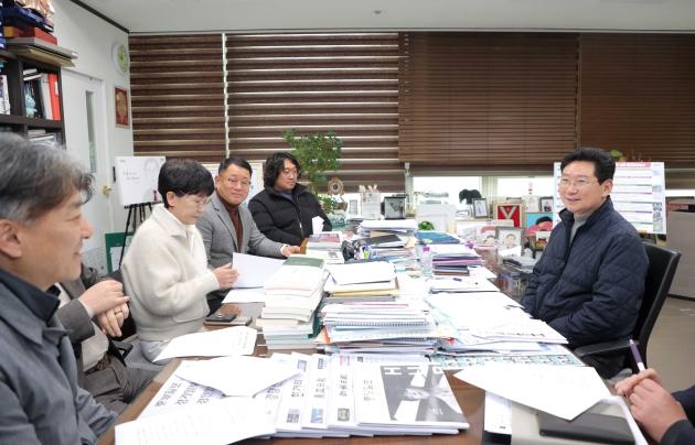 NSP통신-특별대책지역 수질보전정책협의회 임원진과 간담회를 하고 있는 이상일 용인특례시장. (사진 = 용인특례시)