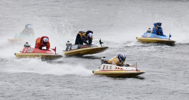 NSP통신-미사경정장에서 열린 경정 경주에 1코스로 출전한 임건이 가장 먼저 결승선을 향해 달려오고 있다. (사진 = 국민체육진흥공단)