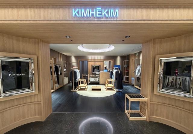 NSP통신-김해김(KIMHEKIM) 신세계면세점 명동점 매장 전경 (사진 = 신세계면세점 제공)