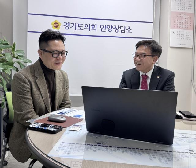 NSP통신-김철현 경기도의원이 13일 도의회 안양상담소에서 경제과학진흥원 4차산업혁명센터 관계자로부터 2026년 운영 전반에 대한 업무보고를 받고 있다. (사진 = 경기도의회)