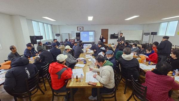 NSP통신-강진군이 최근 강진읍 목리 마을회관에서 개최한 노후주거지 정비 도시재생사업 주민설명회. (사진 = 강진군)