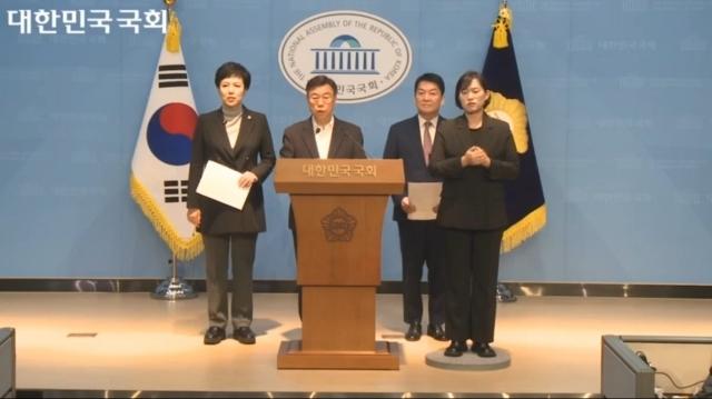 -신상진 성남시장이 안철수김은혜 국회의원과 함께 19일 국회 소통관에서 분당 재건축 물량제한 폐지를 촉구하는 기자회견을 열고 있다 사진 성남시